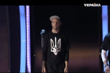 Дорн вышел в футболке с тризубом и спел украинскую песню на "Новой волне"