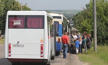 Местные жители массово покидают город Стаханов, занятый боевиками