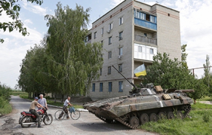 Боевики обстреляли жилые районы Донецка из танков под украинскими флагами