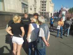В Москве задерживают на улицах за желтую майку и джинсы