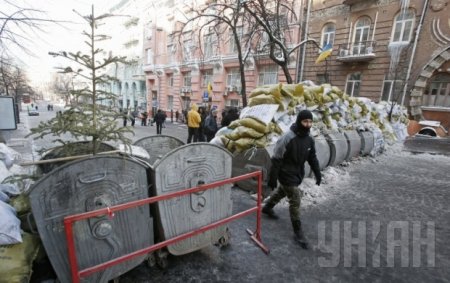 На баррикадах возле Майдана нашли боевые растяжки - Парубий
