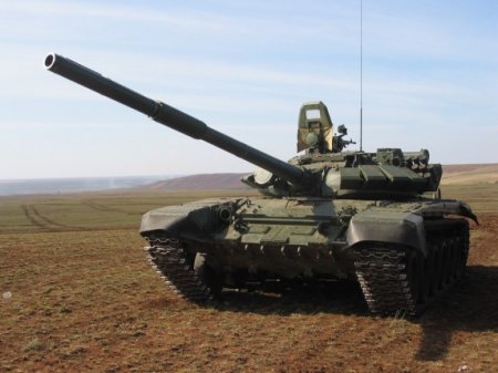 В Славянске стоят 22 танка с российскими флагами