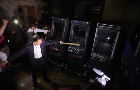 Олег Ляшко разгромил нелегальный зал игровых автоматов в Киеве