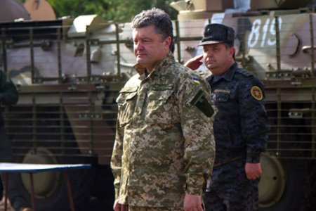 Порошенко поручил поднять флаг Украины над освобожденным от боевиков Славянском