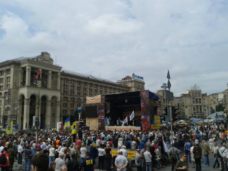 Митингующие на Майдане Независимости разбирают палатки