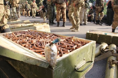 Фотофакт: В подвалах Славянска нашли арсенал оружия и нацистскую форму