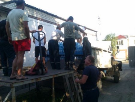 Сотрудники ГосЧС доставили жителям Славянска гуманитарную помощь