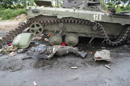 Российские наемники бросили трупы своих товарищей на дороге. Фото 18+