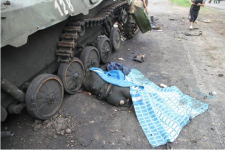 Российские наемники бросили трупы своих товарищей на дороге. Фото 18+