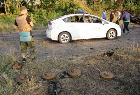 Боевики при отступлении минируют дороги: фото из Славянска
