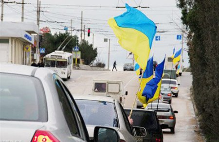 Около 80 автомобилей Автомайдана штурмуют жилой комплекс в районе Конча-Заспы