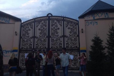 Ахметову разрисовали забор дома в Конча-Заспе