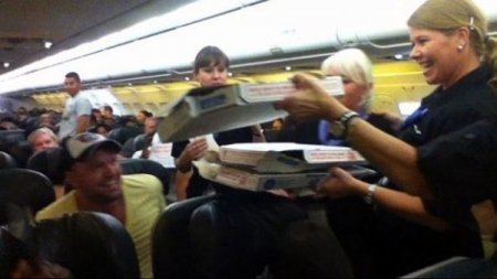 Пилот самолета что задержался, заказал для своих пассажиров пиццу. Фото