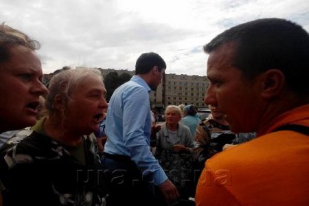 Жители Славянска выгнали депутата-регионала из города