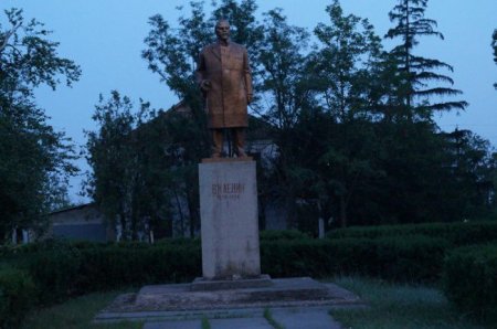 На Херсонщине Ленинопад. Упало сразу три памятника Ленину. Видео