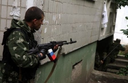 В Луганске террористы обстреляли автомобиль и школу