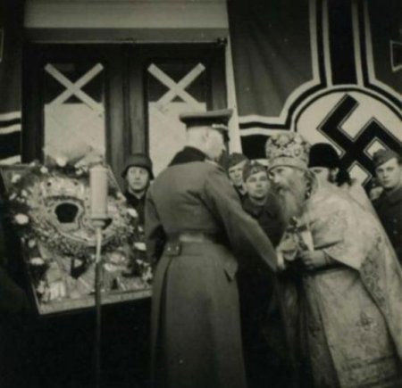 Фотофакт: террористы целуют икону, которой молились за Гитлера