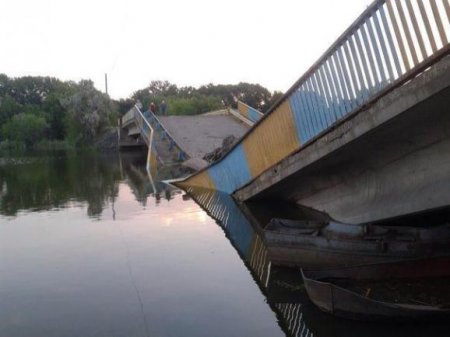 Террористы взорвали мост в Харцызске