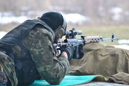 Снайперы-террористы и корректировщики огня обустроят позиции на крышах луганских домов.