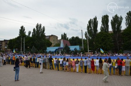 Месяц без ДНР мариупольцы отметили необъятным флагом Украины