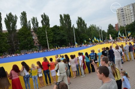 Месяц без ДНР мариупольцы отметили необъятным флагом Украины