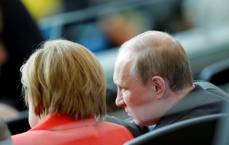 "Danke Frau Ribbentrop". Украинцы устроили флешмоб-протест в Facebook-аккаунте Меркель 