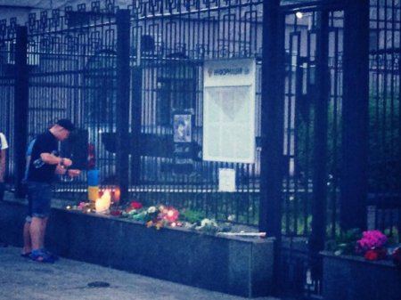 Киевляне возложили цветы у посольства РФ в знак памяти о жертвах аварии в метро Москвы