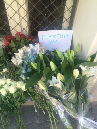 "Простите нас": под посольство Нидерландов в Москве граждане приносят цветы и оставляют записки. Фото