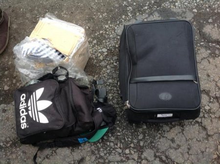 Фотофакт: боевики раздают багаж со сбитого «Боинга»