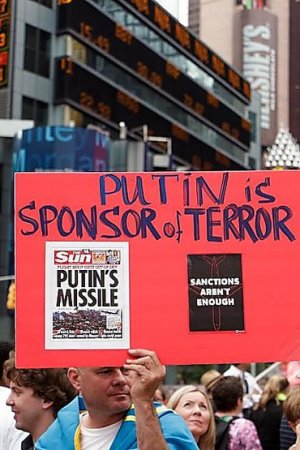 В Нью-Йорке массово вышли на улицы, требуя наказать Путина за сбитый «Боинг 777»