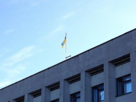 В сети появилась фотография водруженного над исполкомом Рубежного флага Украины