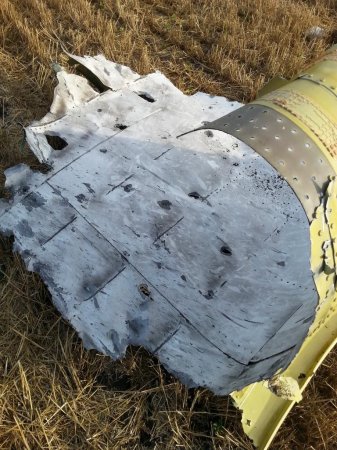 Опубликованы фото с вероятными следами шрапнели в обломках Boeing