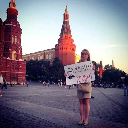 Редактор "Эха Москвы" вышла на Манежную площадь. "Я вышла, потому что больше никто не выходит. А молчать же невозможно. Невыносимо молчать!"