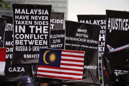 После катастрофы "Боинга-777" Малайзию захлестнули протесты. Фото