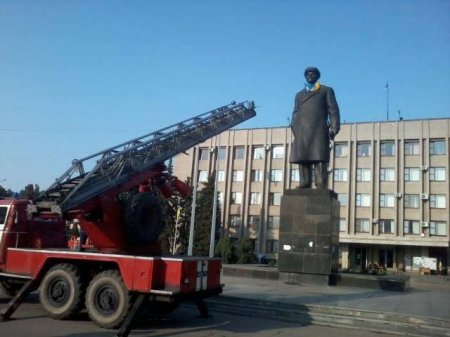 Памятнику Ленину в Славянске надели сине-желтый шарф