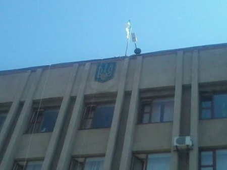 На здании Славянского горсовета восстановлен герб Украины (ФОТО)