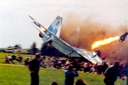 Годовщина Скниловской трагедии. 27 июля 2002 года во время проведения авиашоу во Львове в результате падения СУ-27 погибли 78 человек. Видео