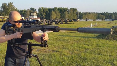 Арсений Яценюк испытал новую снайперскую винтовку Нацгвардии