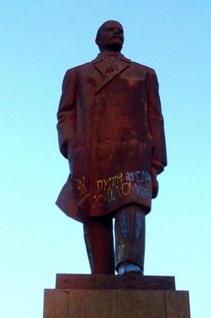 Ленина украсили в Краматорске: "Путин х*йло. Слава Украине!"