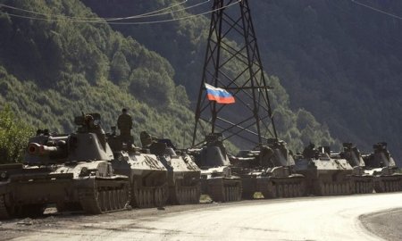 Российская бронетехника вошла в Донецк
