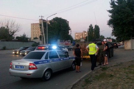 Жители Ростова заблокировали движение БТРов (фото)