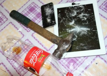 Россиянин разбил молотком iPhone и iPad в ответ на санкции. Видео