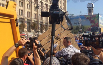 Мэр Киева Виталий Кличко убирает баррикады на Крещатике. Фото