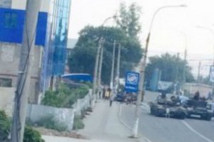 В Краснодоне боевики на танке врезались в троллейбус