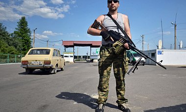 Террористы в Луганске заставляют жителей рыть окопы - СНБО