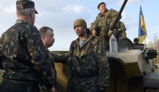 Из плена "ДНР" освобождены 25 украинских силовиков, - Порошенко