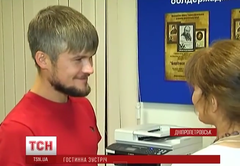 Пленного россиянина, который воевал на стороне террористов на Донбассе, передали лично матери Пленного россиянина, который воевал на стороне террористов на Донбассе, передали лично матери