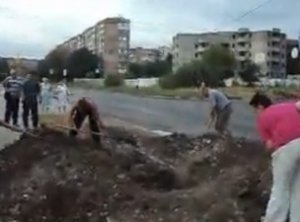 Жители Макеевки прогнали ДНР и зарывают их окопы. Видео