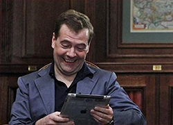 У Медведева есть секретный Твиттер для чтения Навального и Галустяна