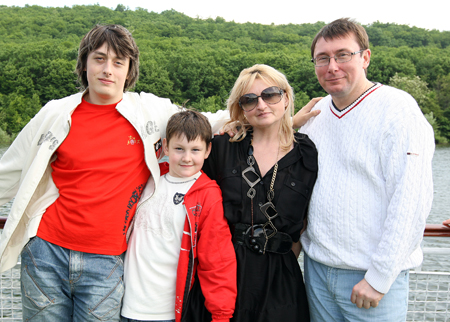 Жена Луценко пожертвовала 205 тыс. грн на нужды АТО, а сын принял присягу. Видео